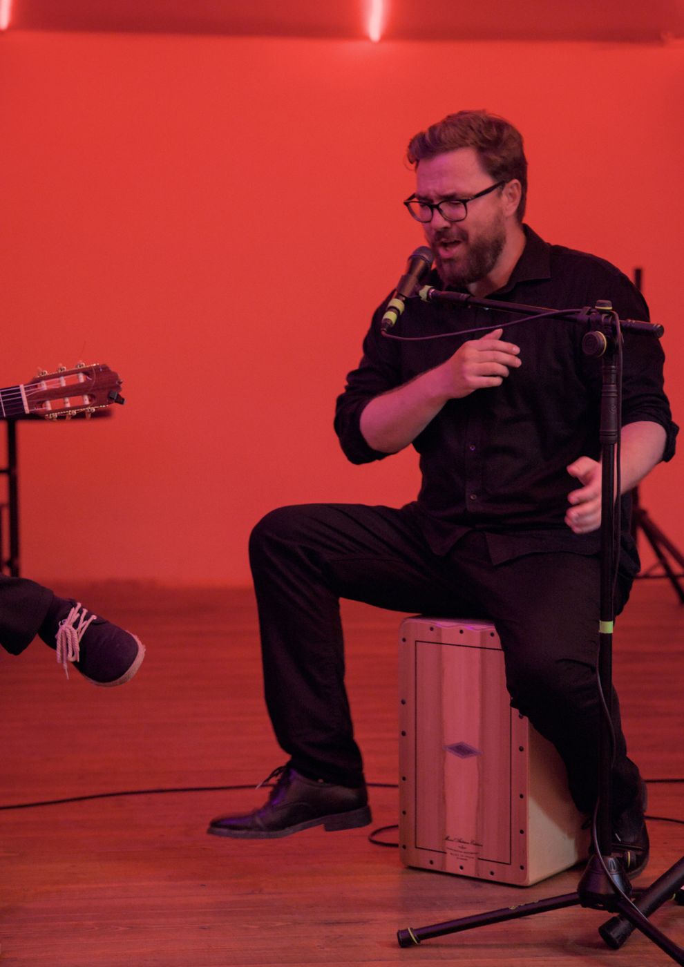 Jorje Garaj singing on the cajón