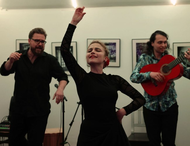 BARBARA LIBRE dancing in black with LUNARES musicians